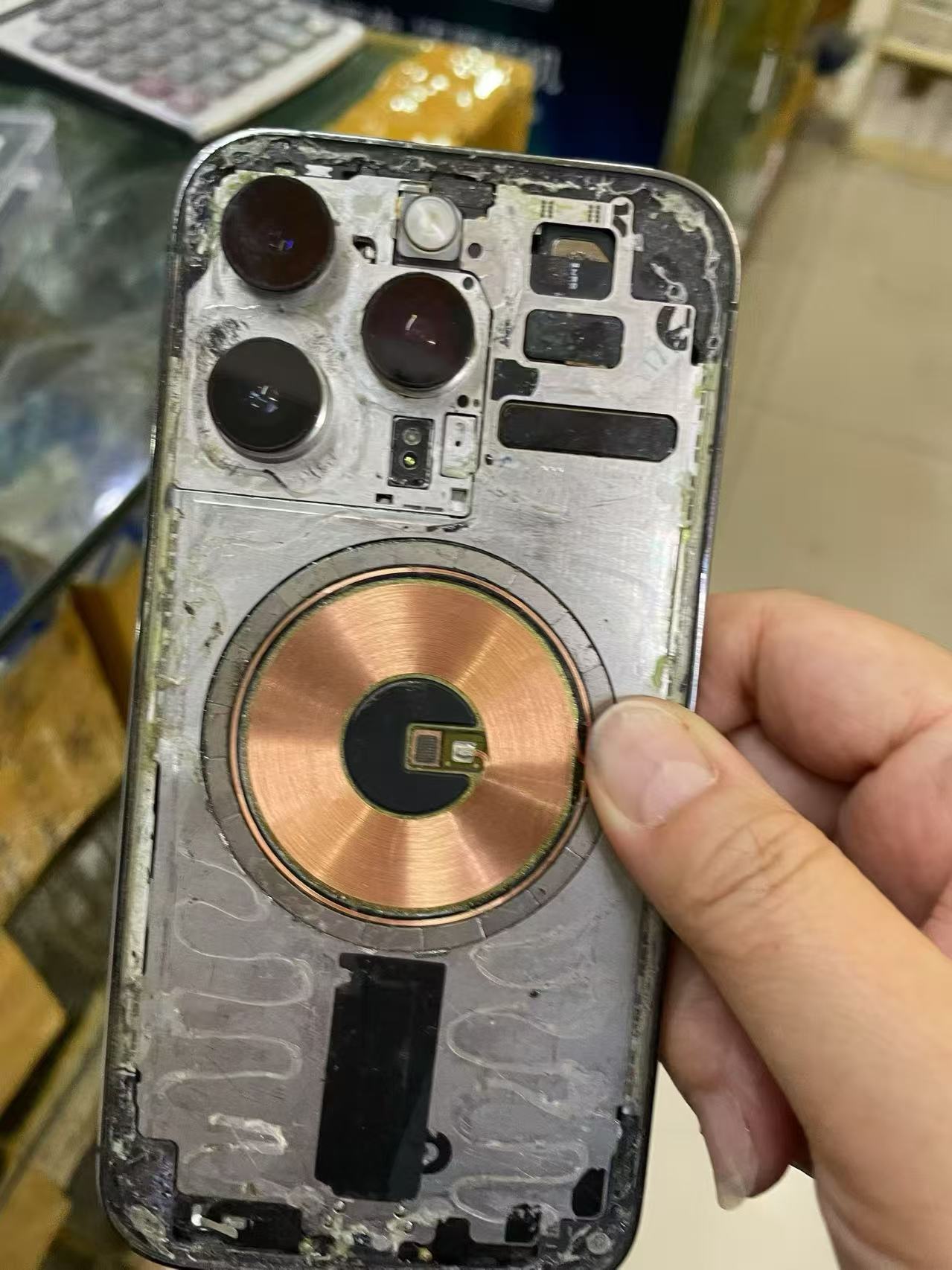 手机屏幕漏液后的参考状态